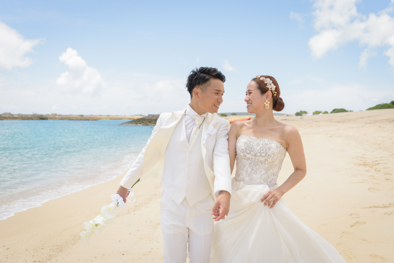 ビーチまでは徒歩5分！ チャペルからの撮影も素敵なロケーションで行えます。