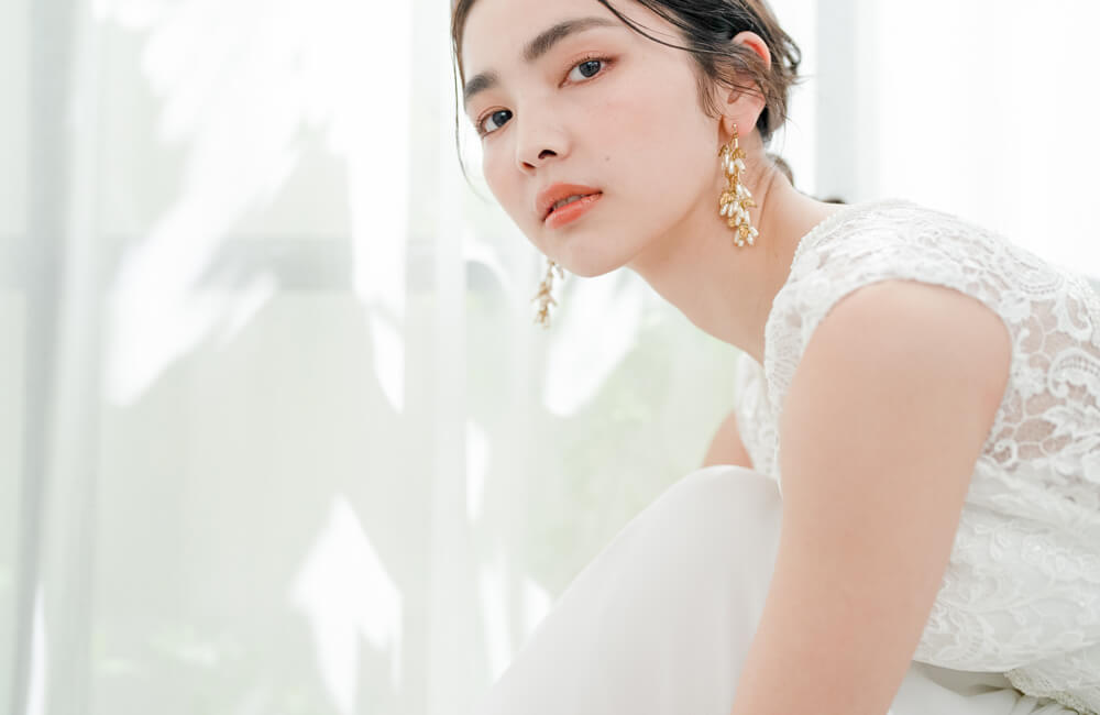 【衣装レンタル専門店ならではの充実した品揃え】和装・洋装ともに豊富な品揃えで、伝統から最新デザインまで幅広くご用意。サイズも充実しており、おふたりに似合う一着を専門スタッフが丁寧にご提案します。