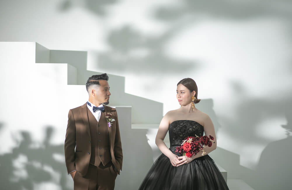 【光に包まれる洗練空間。那覇中心地でアクセスも快適】白を基調とした洗練されたスタジオは、衣装やおふたりの表情を美しく引き立てる特別な空間。柔らかな光に包まれ、自然体の魅力が際立つ写真を残せます。