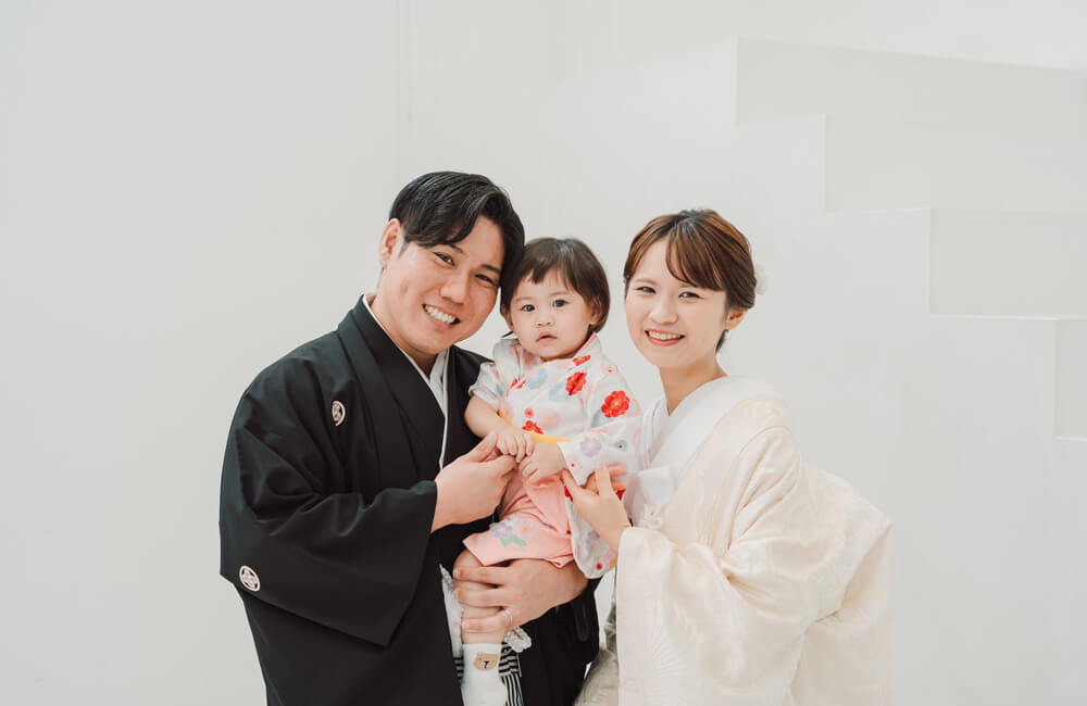 【自由に、手軽に、私たちらしく】洋装・和装のフォトウェディングに対応し、ロケーションからスタジオまで幅広く撮影可能。衣装や小物の持ち込みも自由で、おふたりらしい写真が残せます。撮影後の会食も人数や予算に合わせてご案内します。