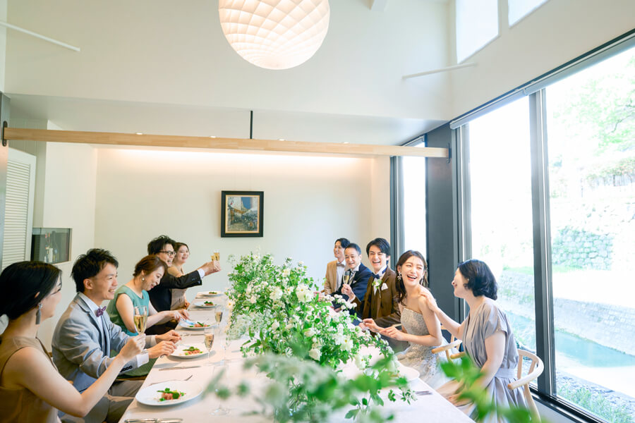 撮影後にドレスのままレストランで会食