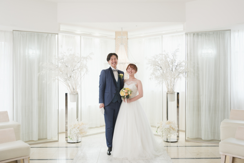 港町の絶景を望める人気のロケーション。白を基調にした円形のチャペルです。