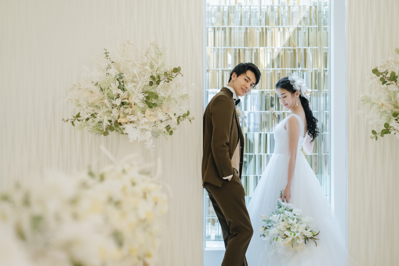 ガラスの意匠が正面にあしらわれている雰囲気のあるチャペル